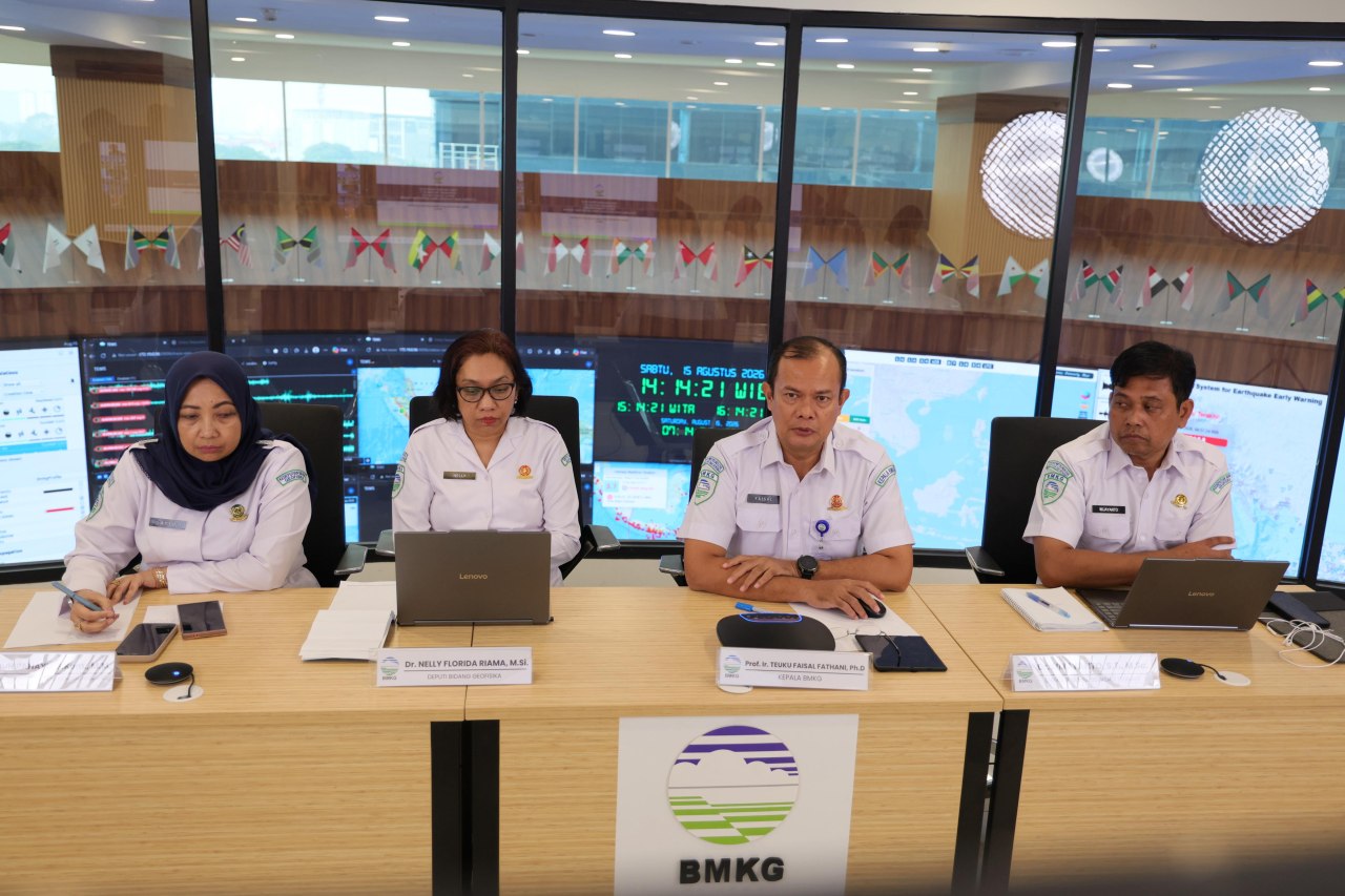 BMKG memantau 235 gempa susulan di NTT setelah gempa utama M7,7 mengguncang wilayah utara Pulau Flores.