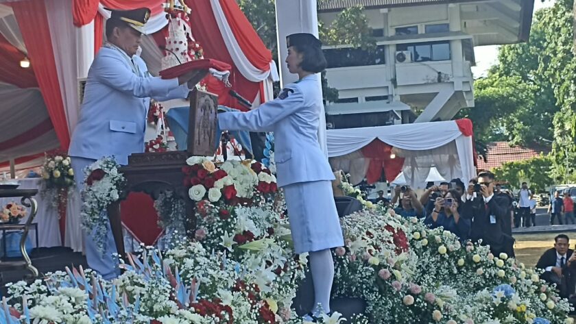 Gubernur Sulawesi Utara Yulius Selvanus memimpin upacara HUT ke-81 RI di Kantor Gubernur Sulut dan mengajak masyarakat melanjutkan perjuangan melalui pembangunan serta pariwisata.