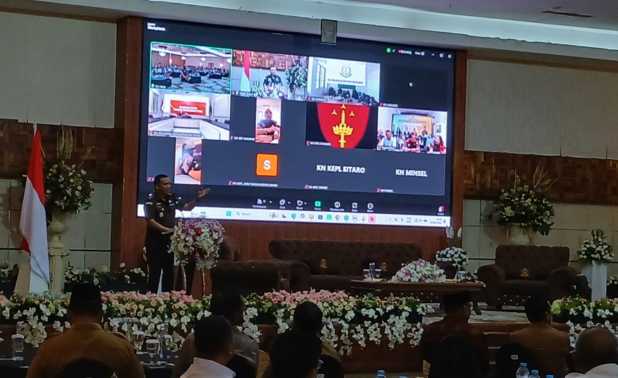 Kepala Kejaksaan Tinggi Sulawesi Utara Jacob Hendrik Pattipeilohy menyampaikan materi tentang penegakan hukum korupsi pertambangan dalam seminar di Kotamobagu.