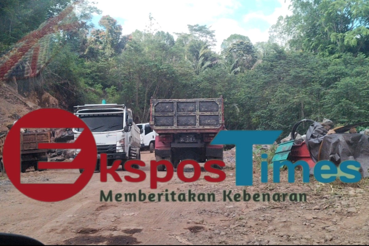 Aktivitas alat berat dan truk pengangkut material batu di lokasi galian batu Kasuang yang diduga belum memiliki izin resmi.