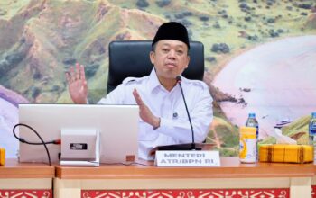 Menteri ATR/BPN Nusron Wahid menyampaikan arahan percepatan sertipikasi tanah rumah ibadah saat rapat koordinasi di Kantor Gubernur Nusa Tenggara Timur, Kupang.
