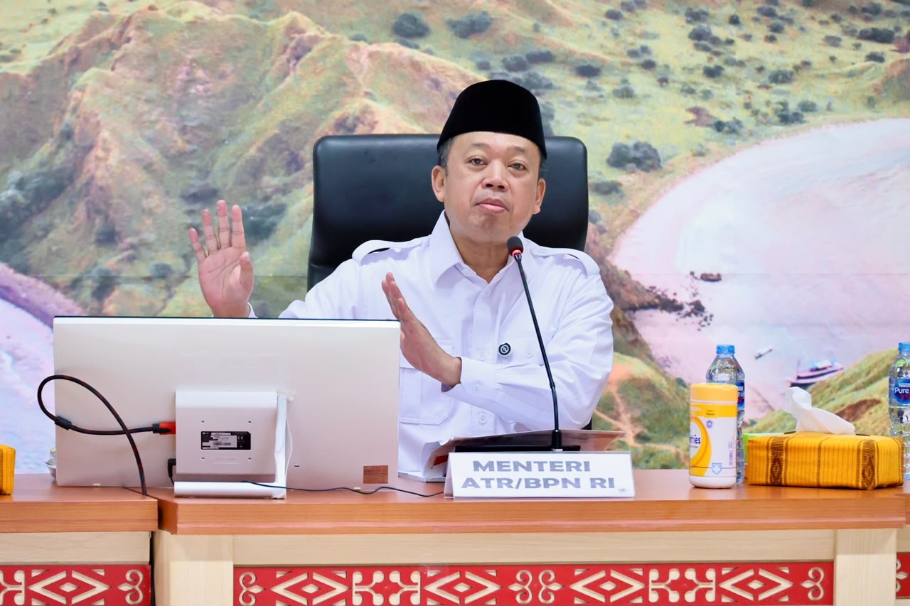 Menteri ATR/BPN Nusron Wahid menyampaikan arahan percepatan sertipikasi tanah rumah ibadah saat rapat koordinasi di Kantor Gubernur Nusa Tenggara Timur, Kupang.