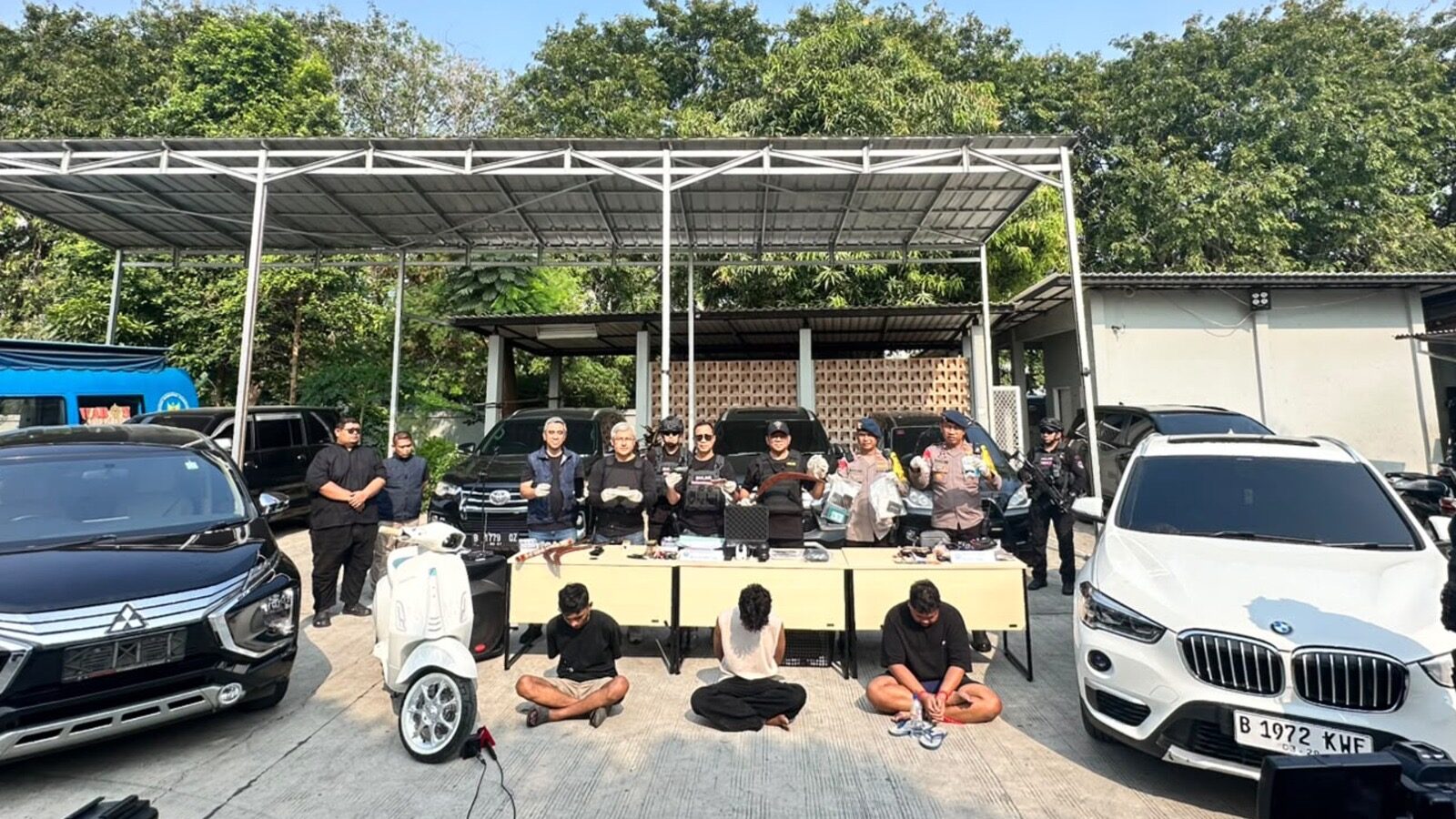 Operasi gabungan BNN dan kepolisian menangkap MR alias Bos Gendut di Kampung Bahari serta menyita senjata api dan puluhan peluru.