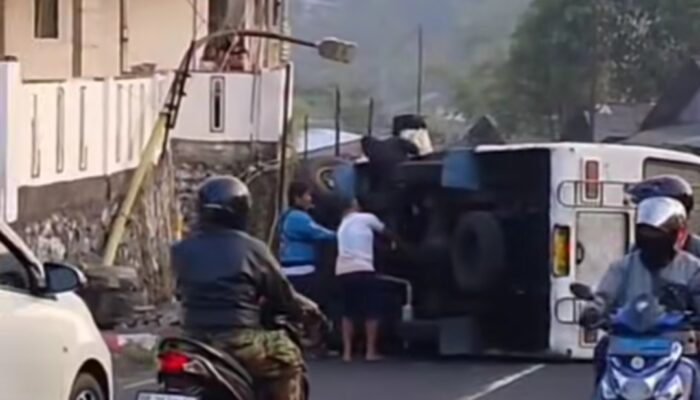 Bus Kawangkoan–Manado Terguling di Tomohon Utara, Delapan Orang Dilarikan ke Rumah Sakit